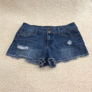 Refuge Stretch Distressed Denim Blue Jean Shorts
Size 8 / 10 Medium
2 Front & 2